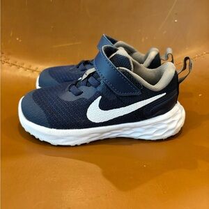 Toddler size 7 Nike tennis shoes